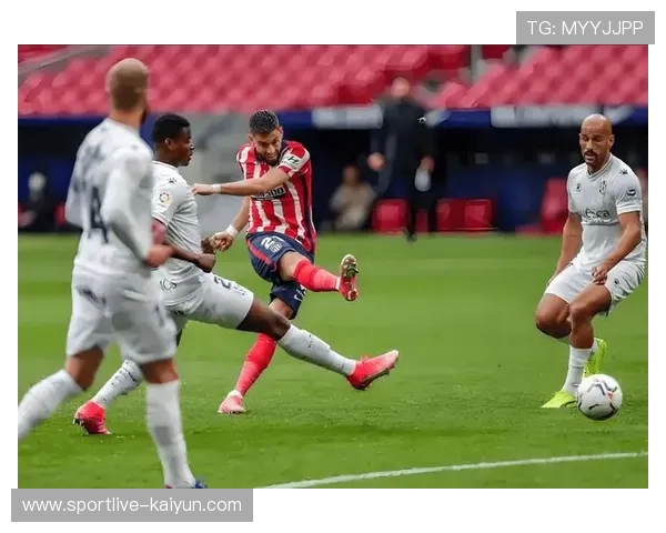 塞维利亚球迷雨中高唱队歌，皮斯胡安球场灯光调试应对延期